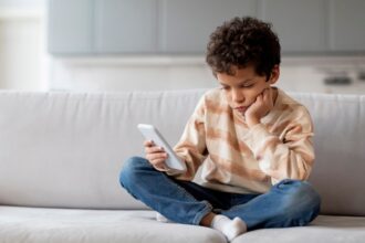 Can excessive screen time increase obesity risk in children?